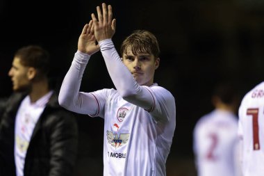 Barnsley 'den Luca Connell, 12 Mart 202' de İngiltere 'nin Carlisle kentinde oynanan Sky Bet Lig 1 karşılaşmasında seyircileri alkışlıyor.