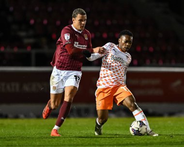 Blackpool 'dan Karamoko Dembele Northampton Town' dan Shaun McWilliams, Northampton 1 maçı Northampton Town 'a karşı Blackpool, Northampton Stadyumu, İngiltere, 12 Mart 202