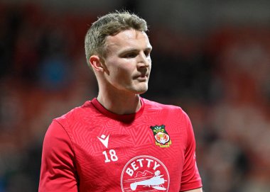 Wrexham 'dan Sam Dalby maçtan önce ısınıyor, Wrexham-Harrogate Town maçında SToK Cae Ras, Wrexham, İngiltere, 12 Mart 202