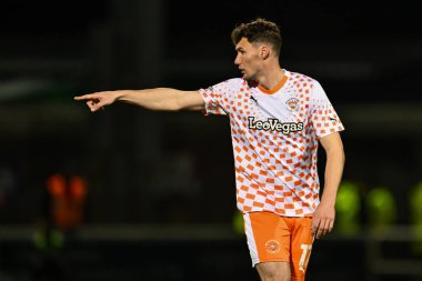 Blackpool 'dan Matty Virtue takımına, 12 Mart 202' de İngiltere 'nin Sixfields Stadyumu' nda oynanan Northampton Town-Blackpool maçında talimat veriyor.