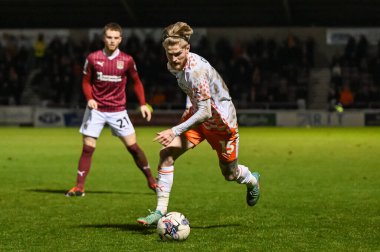Blackpool 'dan Hayden Coulson, 12 Mart 202' de İngiltere 'nin Sixfields Stadyumu' nda oynanan Northampton Town-Blackpool maçında topla bir çıkış yaptı.