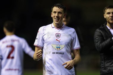 Barnsley 'li Mal de Gevigney, 12 Mart 2024' te İngiltere 'nin Carlisle Park kentinde oynanan Sky Bet 1 karşılaşmasında seyircilerle birlikte zaferi kutluyor.