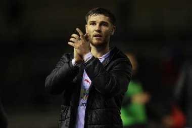 Barnsley 'den John Mcatee, 12 Mart 202' de İngiltere 'nin Carlisle kentindeki Brunton Park' ta oynanan Sky Bet Lig 1 karşılaşmasında gezgin taraftarları alkışlıyor.