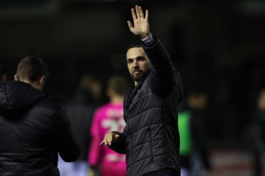 Barnsley 'den Adam Phillips, Sky Bet Lig 1 maçından sonra İngiltere' nin Carlisle kentinde oynanan Brunton Park 'taki Carlisle United - Barnsley maçında gezgin taraftarlara el sallıyor.
