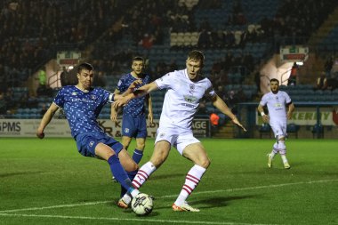 Barnsley 'den Sam Cosgrove, Carlisle United takımından Jon Mellish ile 12 Mart 202' de Brunton Park, Carlisle, İngiltere 'de oynanan Sky Bet 1 karşılaşmasında karşılaştı.