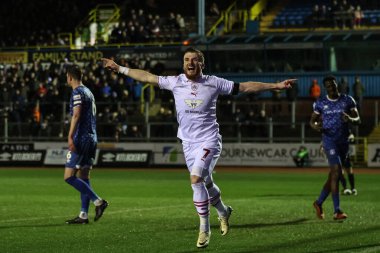 Barnsley 'den Nicky Cadden, Barnsley' li John Mcatee 'nin 12 Mart 202' de Brunton Park, Carlisle, İngiltere 'de oynanan Sky Bet Lig 1 maçındaki golünü kutluyor.