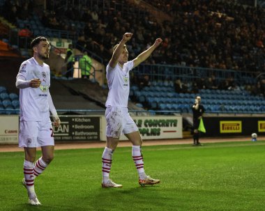 Barnsley 'den Sam Cosgrove, Barnsley' li John Mcatee 'nin 12 Mart 202' de Brunton Park, Carlisle, İngiltere 'de oynanan Sky Bet 1 maçında 1-2' lik skorla kazanmasını kutluyor.
