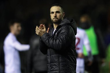 Barnsley 'den Adam Phillips 12 Mart 202' de İngiltere 'nin Carlisle kentindeki Brunton Park' ta oynanan Sky Bet Lig 1 karşılaşmasında gezgin taraftarları alkışlıyor.