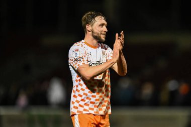 Blackpool 'dan Matthew Pennington, 12 Mart 202' de İngiltere 'nin Sixfields Stadyumu' nda oynanan Northampton Town-Blackpool maçının sonunda taraftarları alkışlıyor.
