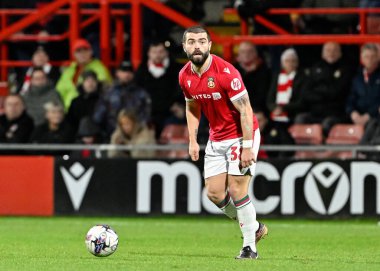 Wrexham 'dan Elliot Lee, Wrexham - Harrogate Town maçında Wrexham - SToK Cae Ras, Wrexham, İngiltere, 12 Mart 202' de pas arıyor.