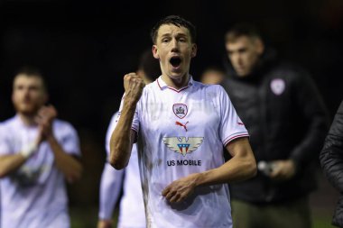 Barnsley 'li Mal de Gevigney, 12 Mart 2024' te İngiltere 'nin Carlisle Park kentinde oynanan Sky Bet 1 karşılaşmasında seyircilerle birlikte zaferi kutluyor.