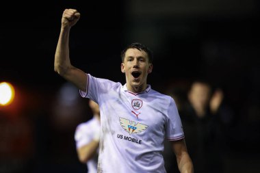 Barnsley 'li Mal de Gevigney, 12 Mart 2024' te İngiltere 'nin Carlisle Park kentinde oynanan Sky Bet 1 karşılaşmasında seyircilerle birlikte zaferi kutluyor.