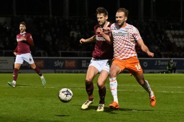 Blackpool 'dan Jordan Rhodes ve Northampton Town' dan Jon Guthrie 12 Mart 202 'de Northampton Town' a karşı Blackpool 'da oynanan Sky Bet 1 karşılaşmasında top için mücadele ettiler.