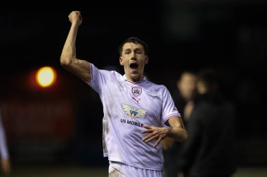 Barnsley 'li Mal de Gevigney, 12 Mart 2024' te İngiltere 'nin Carlisle Park kentinde oynanan Sky Bet 1 karşılaşmasında seyircilerle birlikte zaferi kutluyor.