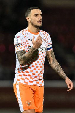 Blackpool 'dan Oliver Norburn 12 Mart 202' de İngiltere 'nin Sixfields Stadyumu' nda oynanan Northampton Town-Blackpool maçında takımına talimat veriyor.