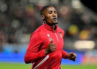 Wrexham 'dan Aaron Hayden maçtan önce ısınıyor, Wrexham - Harrogate Town maçı sırasında SToK Cae Ras, Wrexham, İngiltere, 12 Mart 202