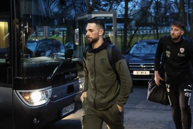 Barnsley 'den Adam Phillips, 12 Mart 202' de İngiltere, Carlisle, Brunton Park 'ta oynanan Sky Bet 1 maçı sırasında geldi.