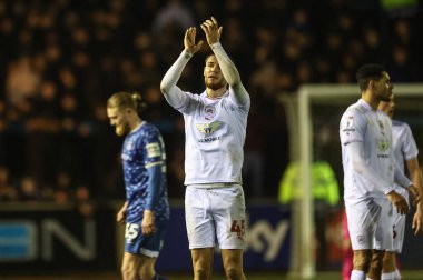 Barnsley 'den John Mcatee, 12 Mart 2024' te İngiltere 'nin Carlisle kentinde oynanan Sky Bet 1 karşılaşmasında Carlisle United' ın Barnsley 'e karşı oynadığı maçta yer alan gezgin taraftarları alkışlıyor.