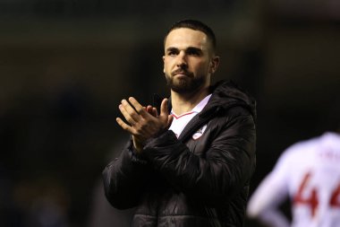 Barnsley 'den Adam Phillips, İngiltere' nin Carlisle kentinde 12 Mart 202 'de oynanan Sky Bet 1 karşılaşmasında Carlisle United ve Barnsley' i alkışlıyor.