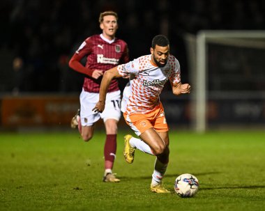 Blackpool 'dan CJ Hamilton, 12 Mart 202' de İngiltere 'nin Sixfields Stadyumu' nda oynanan Northampton Town-Blackpool maçında topla bir çıkış yaptı.