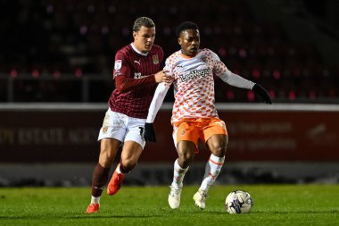 Blackpool 'dan Karamoko Dembele Northampton Town' dan Shaun McWilliams, Northampton 1 maçı Northampton Town 'a karşı Blackpool, Northampton Stadyumu, İngiltere, 12 Mart 202