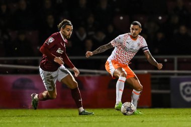 Blackpool 'dan Oliver Norburn, 12 Mart 202 tarihinde İngiltere' nin Northampton Stadyumu 'nda oynanan Northampton Town-Blackpool maçında sahada.