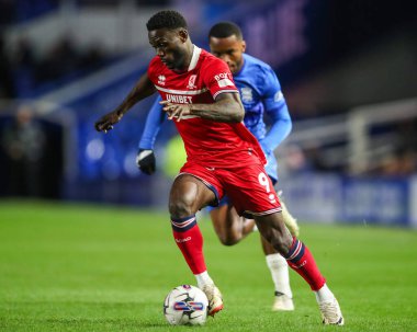 Middlesbrough takımından Emmanuel Latte Lath, 12 Mart 202 'de Birmingham City ve Middlesbrough' un oynadığı St Andrews, Birmingham, Birleşik Krallık 'ta oynanan Gökyüzü İddia Şampiyonası maçında topu bırakıyor.