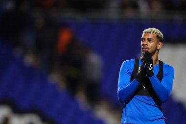 Birmingham City 'den Juninho Bacuna, 12 Mart 202' de Birmingham City, Birmingham 'da Middlesbrough' a karşı oynanan karşılaşma sonrasında ev sahibi taraftarları alkışlıyor.