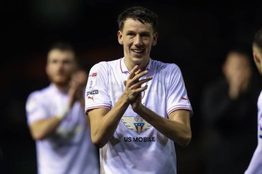 Barnsley 'li Mal de Gevigney, 12 Mart 2024' te İngiltere 'nin Carlisle Park kentinde oynanan Sky Bet Lig 1 karşılaşmasında gezgin taraftarları alkışlıyor.