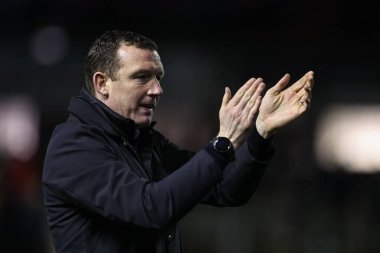 Neill Collins Barnsley baş antrenörü, İngiltere 'nin Carlisle kentinde 12 Mart 202' de oynanan Sky Bet 1 karşılaşmasında Carlisle United ve Barnsley 'i alkışlıyor.