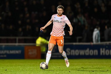 Blackpool 'dan Matthew Pennington, 12 Mart 202' de İngiltere 'nin Sixfields Stadyumu' nda oynanan Northampton Town-Blackpool maçında topla bir çıkış yaptı.