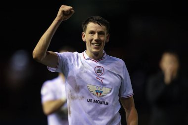 Barnsley 'li Mal de Gevigney, 12 Mart 2024' te İngiltere 'nin Carlisle Park kentinde oynanan Sky Bet 1 karşılaşmasında seyircilerle birlikte zaferi kutluyor.