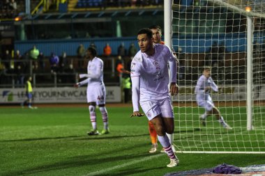 Barnsley 'den Jon Russell, 12 Mart 202' de İngiltere 'nin Carlisle kenti Brunton Park' ta oynanan Sky Bet Lig 1 karşılaşmasında 1-3 'lük galibiyetini kutluyor.
