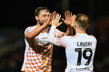 Blackpool 'dan Matthew Pennington ve Blackpool' dan Shayne Lavery, 12 Mart 202 'de İngiltere' nin Northampton Stadyumu 'ndaki Northampton Town-Blackpool maçının bitişini kutluyorlar.