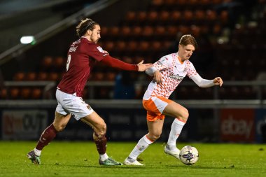 Blackpool 'dan George Byers, 12 Mart 2024 tarihinde Northampton, İngiltere' deki Sixfields Stadyumu 'nda Northampton Town - Blackpool maçında Northampton Townlu Louis Appr' ı geçti.