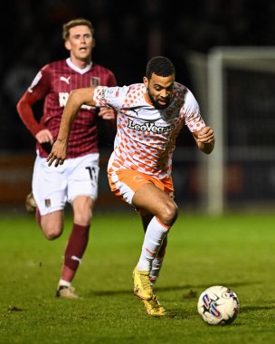Blackpool 'dan CJ Hamilton, 12 Mart 202' de İngiltere 'nin Sixfields Stadyumu' nda oynanan Northampton Town-Blackpool maçında topla bir çıkış yaptı.