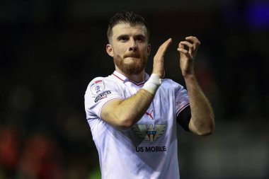Barnsley 'den Nicky Cadden, 12 Mart 202' de İngiltere 'nin Carlisle kenti Brunton Park' ta oynanan Sky Bet Lig 1 karşılaşmasında gezgin taraftarları alkışlıyor.