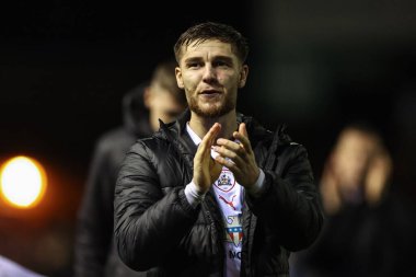 Barnsley 'den John Mcatee, 12 Mart 202' de İngiltere 'nin Brunton Park kentinde oynanan Sky Bet 1 karşılaşmasında Carlisle United ve Barnsley' i alkışlıyor.