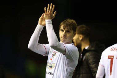 Barnsley 'den Luca Connell, 12 Mart 202' de İngiltere 'nin Brunton Park kentinde oynanan Sky Bet 1 karşılaşmasında Carlisle United ve Barnsley' i alkışladı.