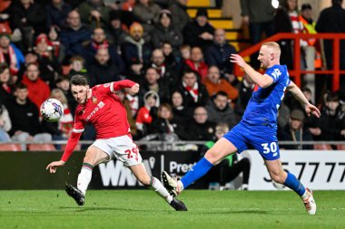 Wrexham 'dan Ryan Barnett, Wrexham-Harrogate Town maçında 12 Mart 202 tarihinde Wrexham-Wrexham, Wrexham, İngiltere' de topa doğru koşuyor.