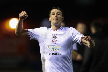 Barnsley 'li Mal de Gevigney, 12 Mart 2024' te İngiltere 'nin Carlisle Park kentinde oynanan Sky Bet 1 karşılaşmasında seyircilerle birlikte zaferi kutluyor.