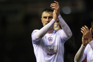 Barnsley 'li Josh Earl, Sky Bet Lig 1 maçı sonrasında İngiltere' nin Carlisle kentinde oynanan Brunton Park 'ta Carlisle United - Barnsley maçında gezgin taraftarları alkışlıyor.