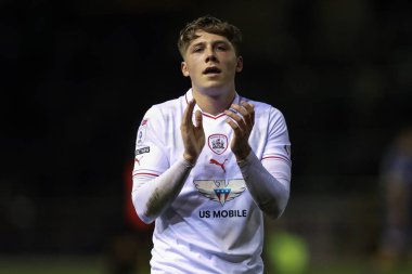 Barnsley 'li Aiden Marsh, 12 Mart 202' de İngiltere 'nin Carlisle kentindeki Brunton Park' ta oynanan Sky Bet Lig 1 karşılaşmasında gezgin taraftarları alkışlıyor.