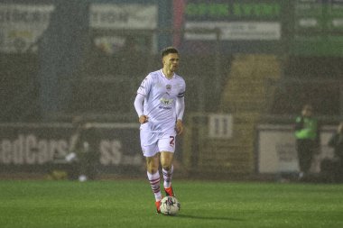Barnsley 'den Jordan Williams, 12 Mart 202' de İngiltere, Carlisle, Brunton Park 'ta oynanan Carlisle United-Barnsley maçında topu aldı.