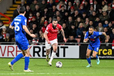 Wrexham 'dan Ollie Palmer, 12 Mart 202' de Wrexham 'a karşı Harrogate Town, Wrexham, Wrexham, İngiltere' de oynanan maçta topla öne geçti.
