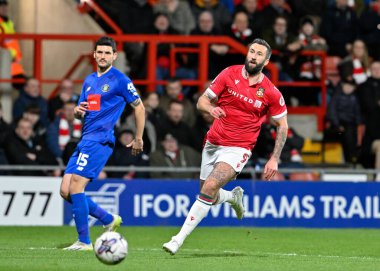 Wrexham 'dan Ollie Palmer, Wrexham - Harrogate Town maçı sırasında Wrexham - SToK Cae Ras, Wrexham, İngiltere, 12 Mart 202' de topu kovalıyor.
