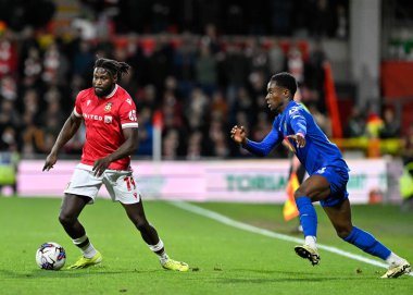 Wrexham 'dan Jacob Mendy, Sky Bet Ligi 2 karşılaşmasında Wrexham, Harrogate Town' a karşı SToK Cae Ras, Wrexham, İngiltere, 12 Mart 202