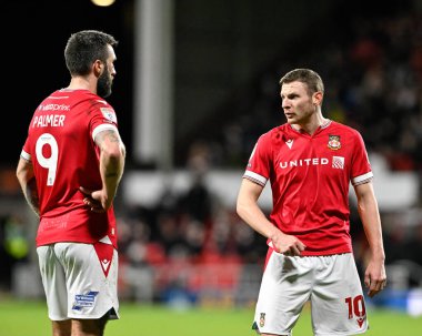 Wrexham 'dan Paul Mullin, Wrexham' dan Ollie Palmer ile 12 Mart 202 'de Wrexham-Harrogate Town maçı sırasında SToK Cae Ras, Wrexham, İngiltere' de konuştu.