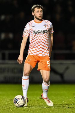 Blackpool 'dan Matthew Pennington, 12 Mart 202' de İngiltere 'nin Sixfields Stadyumu' nda oynanan Northampton Town-Blackpool maçında topla bir çıkış yaptı.