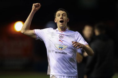 Barnsley 'li Mal de Gevigney, 12 Mart 2024' te İngiltere 'nin Carlisle Park kentinde oynanan Sky Bet 1 karşılaşmasında seyircilerle birlikte zaferi kutluyor.